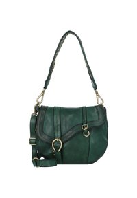 Tmavě zelená kožená kabelka se strukturovaným tvarem, se zakřiveným klopou, zvýrazněným šitím a splétaným ramenním popruhem se zlatými kovovými prvky.