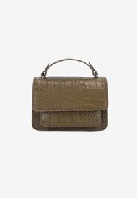 Sac à main vert olive embossé crocodile avec une poignée supérieure et un rabat avant. Présente des textures contrastées et une forme compacte rectangulaire.