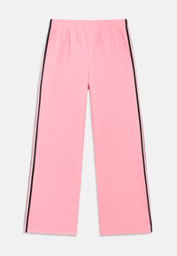 Ροζ παντελόνια με φαρδιά παντελόνα από υφή ύφασμα, με μαύρες λωρίδες στα πλάγια κατά μήκος των ραφών και ελαστική μέση για άνεση.