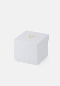 Biała pudełko prezentowe o fakturowanej powierzchni z zawiasową pokrywką oraz złotym logo w kształcie trójkąta na górze. Projekt jest prosty i elegancki, idealny do pakowania.