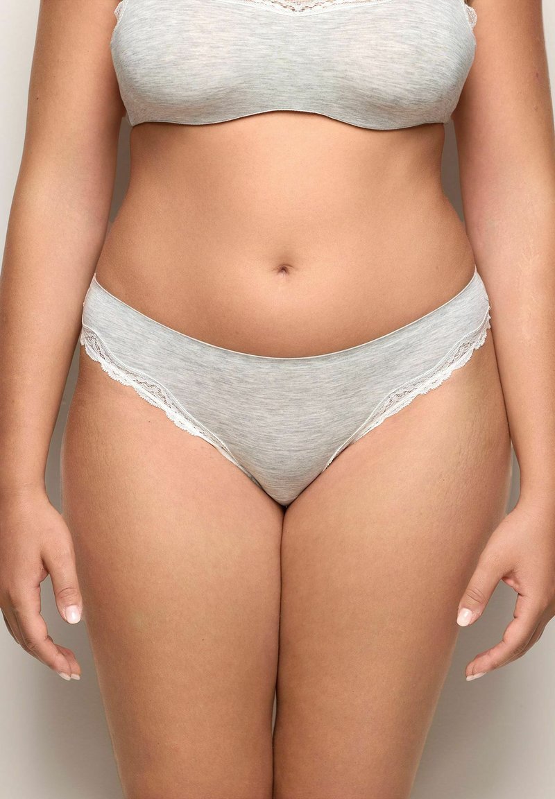 Grå bomulds-bralette og matchende g-streng med blonder. Blødt, strækbart stof; sømløst design; afslappet pasform.