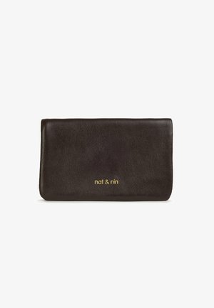 Portefeuille en cuir noir avec une texture lisse, arborant un logo en relief doré "nat & nin" sur le devant inférieur. Forme rectangulaire.