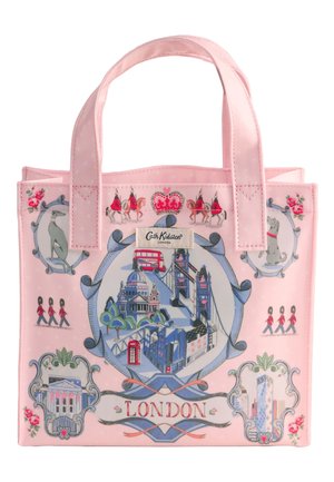 Różowa torba typu tote ze znanymi miejscami Londynu, czerwonym piętrowym autobusem, strażnikami, koroną, psami i napisem „LONDON”, marki Cath Kidston London.