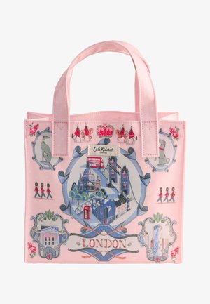 Różowa torba typu tote ze znanymi miejscami Londynu, czerwonym piętrowym autobusem, strażnikami, koroną, psami i napisem „LONDON”, marki Cath Kidston London.