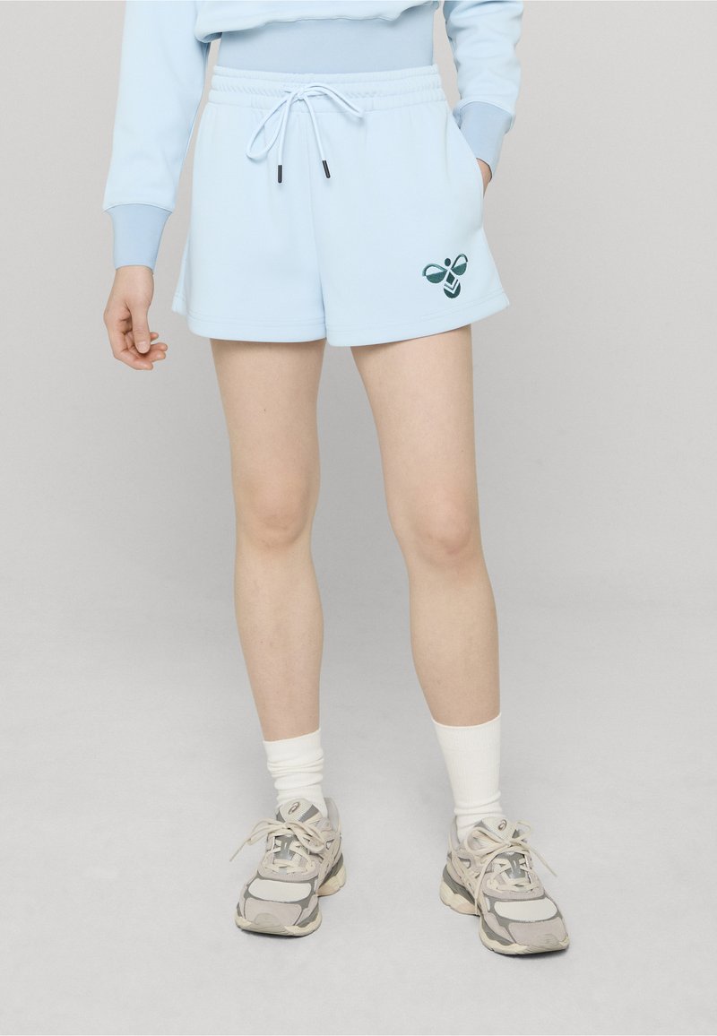 Shorts bleu clair avec une taille élastique et un cordon de serrage. Présente un motif d'abeille verte brodée sur le bas côté gauche.