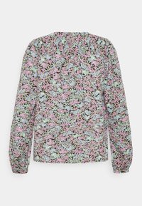 Blusa de manga longa com padrão floral, apresentando flores rosa, azuis e verdes sobre um fundo preto. Tecido suave com um corte descontraído.