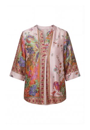 Roze zijden blouse met driekwartmouwen, met meerkleurige bloemen- en paisleypatronen en een smalle V-hals met decoratieve rand.