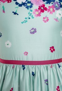 happy girls BORDERPRINT MIT BLUMEN - Cocktailklänning - ice blue