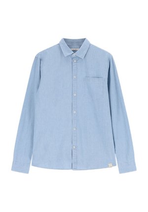 Chemise à manches longues bleu clair en coton, avec un col pointu, une poche poitrine et des boutons blancs dans un design simple.
