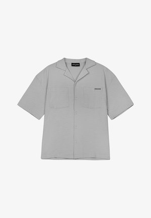 Világosszürke, rövid ujjú ing, texturált anyagból készült, két mellzsebbel és gallérral. A bal oldalon fekete "PEGADOR" felirattal.