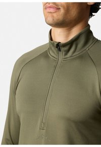 Olivgrüner Halbzip-Pullover aus weichem, dehnbarem Stoff; verfügt über einen Stehkragen und ein dezentes Berglogo nahe dem Saum.