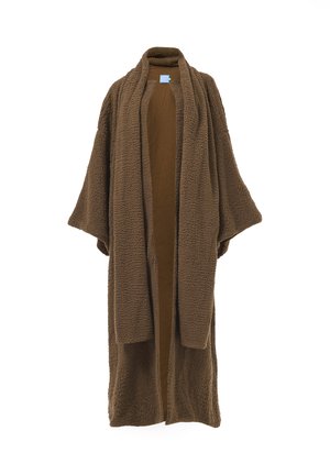 Bata marrón, texturizada, con un exterior esponjoso y un interior suave, presenta mangas anchas y un diseño de frente abierto, adecuada para uso casual.