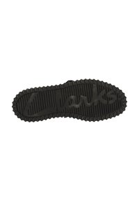 Suela de zapato de goma negra con surcos texturizados, con el logo "Clarks" moldeado de manera prominente en el centro y bordes redondeados.