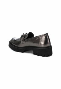 Mocasines metálicos gris oscuro presentan un acabado texturizado, punta redondeada y suela de goma negra gruesa con surcos profundos. Incluye detalle decorativo de hebilla.