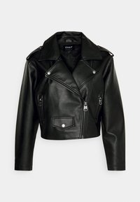 Svart kort faux läderbikerjacka med breda slag, asymmetrisk framdragkedja, dragkedjefickor på sidorna och ficka med tryckknapp.