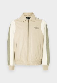Beige und olivgrüner Leder-Bomberjacke mit einem Reißverschluss vorne, gerippten Bündchen, einem Patch-Logo und kontrastierenden Ärmeln in Creme- und Grüntönen.