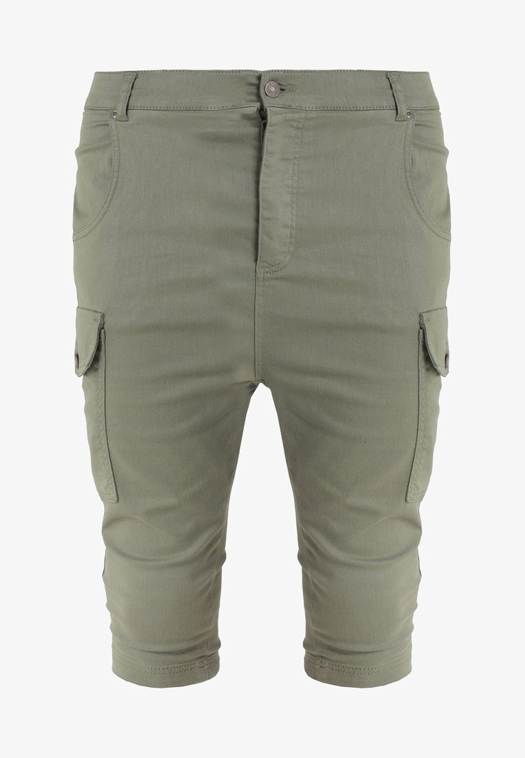 Shorts cargo vert olive en tissu léger, avec deux poches latérales, deux poches cargo et une coupe ajustée juste au-dessus du genou.