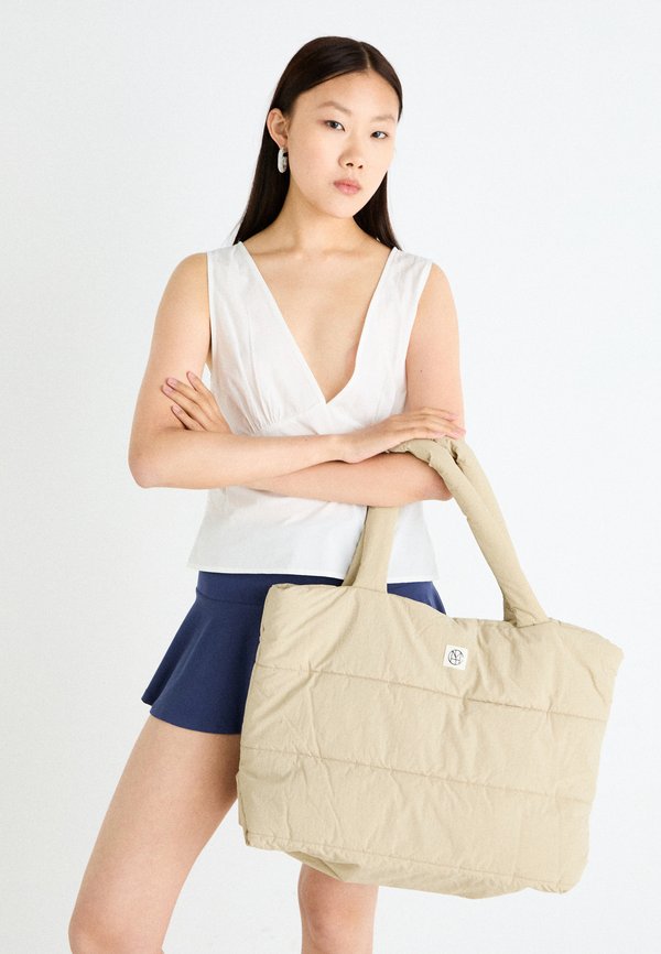 SASJA ICON KEY - Tote bag - trench coat3