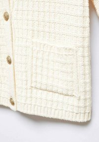 Cardigan en maille crème avec motif texturé, boutons dorés embossés et une poche plaquée frontale sur un fond uni.