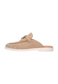 Beige suede instapschoen met een ronde neus, versierd met heldere rhinestones aan de voorkant en een witte rubberen zool.