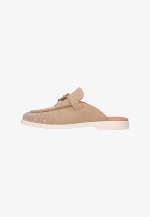 Zapato slip-on de ante beige con punta redondeada, adornado con strass transparentes en la parte frontal y una suela de goma blanca.
