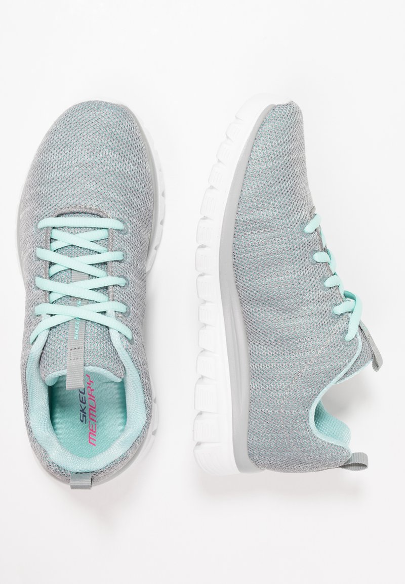 Zapatillas deportivas grises con parte superior de malla, acentos turquesa y suela acolchada blanca. Cuentan con cierre de cordones y collar acolchado para mayor comodidad.