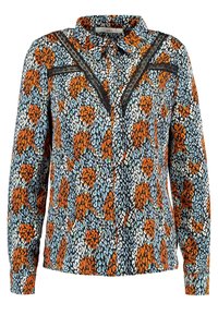 Camisa de manga larga con un colorido estampado de animales en tonos naranja, azul y negro; presenta un cuello con solapa y acentos en negro.