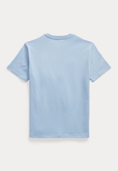 Ανοιχτό μπλε βαμβακερό μπλουζάκι με στρογγυλή λαιμόκοψη και κοντά μανίκια. Ομαλή υφή με ίσια γραμμή και χωρίς ορατά σχέδια ή διακοσμητικά στοιχεία.