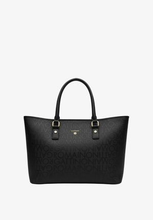 Borsa tote nera con motivo testuale in rilievo ripetuto e due manici con accessori dorati su sfondo bianco.