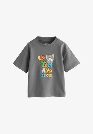 Sivé detské tričko s farebným nápisom "Tom a Jerry" a kreslenými tvárami Jerryho myši a Toma mačky nad ním.