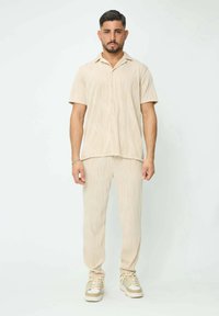 Non sélectionné, beige