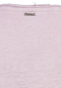 Top rosa claro de manga corta en una suave tela texturizada. Presenta un escote redondeado y un detalle cosido cerca del dobladillo. Etiqueta de metal que dice "Key Largo."