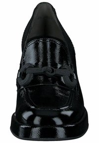 Mocasines negros con un acabado de cuero patent brillante y acentos texturizados. Presentan un bonito detalle decorativo en negro tipo encaje en la parte frontal.