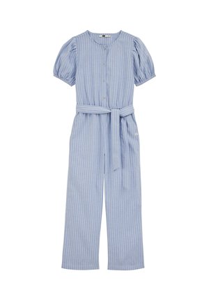 Svetlo modra kombineza z belimi navpičnimi črtami, kratkimi napihnjenimi rokavi, gumbi spredaj in pasom iz iste tkanine na pasu.