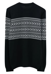 Czarny sweter z kontrastującym białym zygzakowatym wzorem na klatce piersiowej i rękawach, z prążkowanymi mankietami i okrągłym dekoltem, wykonany z dzianiny.