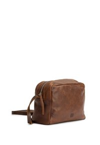 Borsa in pelle marrone con forma rettangolare, chiusura con zip, manico laterale e un logo goffrato sottilmente sulla parte anteriore. Superficie texturizzata.