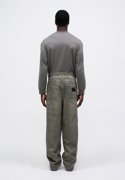 Sobiv hall pikkade varrukatega särk ja laiad oliivrohelised püksid, millel on tekstuuriga viimistlus, tagataskud ja bränditud silt.