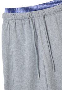 Grijze joggingbroek met een geribbelde blauwe tailleband, voorzien van een trekkoord en een zachte textuur, geschikt voor casual dragen of sport.