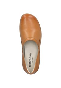 Braunes Leder-Schlüpfschuh, runde Zehenform, glatte Textur, leichter Glanz, gepolsterte Innensohle mit Markenname, minimalistisches Design, kein sichtbares Zubehör.