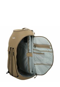 Mochila marrón con parte superior redondeada, múltiples bolsillos exteriores con cremallera, espacioso interior gris, compartimentos de malla y correas de sujeción ajustables.