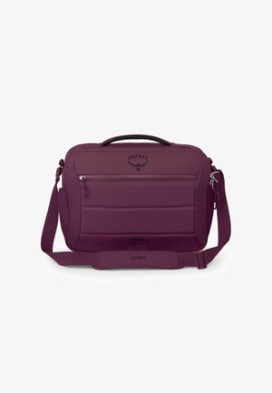 Paarse laptoptas met een gewatteerd ontwerp, verstelbare schouderriem, voorste ritszak en logo op het voorpaneel. Gladde stoftextuur.