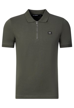 Dunkelgrünes Poloshirt mit kurzen Ärmeln, vorderem Reißverschluss und kleinem rechteckigem Logopatch auf der linken Brust.