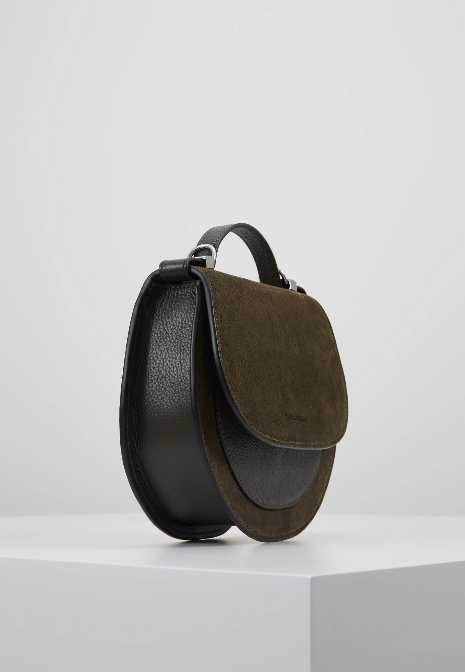 Coccinelle SIRIO SADDLE Skulderveske reef Zalando.no Coccinelle ZANIAH FLAPOVER SHOULDER Håndveske caramel