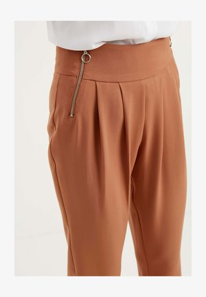 Braune, gefaltete Hosen mit glatter Textur, ausgestattet mit einem seitlichen Reißverschluss und hohem Bund, der eine maßgeschneiderte Passform betont.