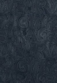 Mörk tyg med upprepande, djärva, linjära bokstäver i en stiliserad design. Färgerna inkluderar djupblå och ljusgrå.