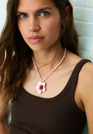 Bershka, BEADED WITH HIBISCUS PENDANT - NECKLACE - Collier - light pink