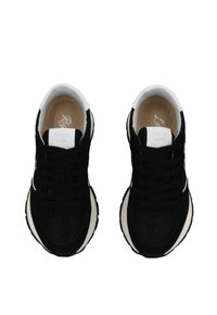 Sneaker in suede nere con accenti bianchi, forma arrotondata, lacci in tessuto e fodera interna morbida. Presenta il logo sulla linguetta e una suola testurizzata.