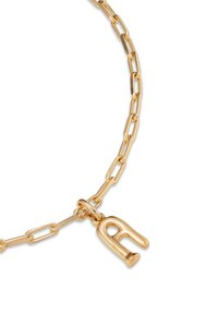 Collar de cadena de oro con eslabones alargados y un prominente colgante en forma de la letra "R" estilizada. Textura suave y brillante con un diseño moderno.