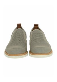 Slip-on boty vyrobené z lehkého béžového síťovaného materiálu s texturovaným svrškem, minimalistickým designem, světle zbarvenou podešví a hnědými patními taby.