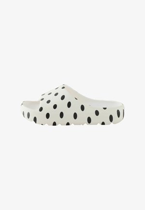 Sandalo bianco con pois neri, suola texturizzata e punta aperta, mostrato di lato.